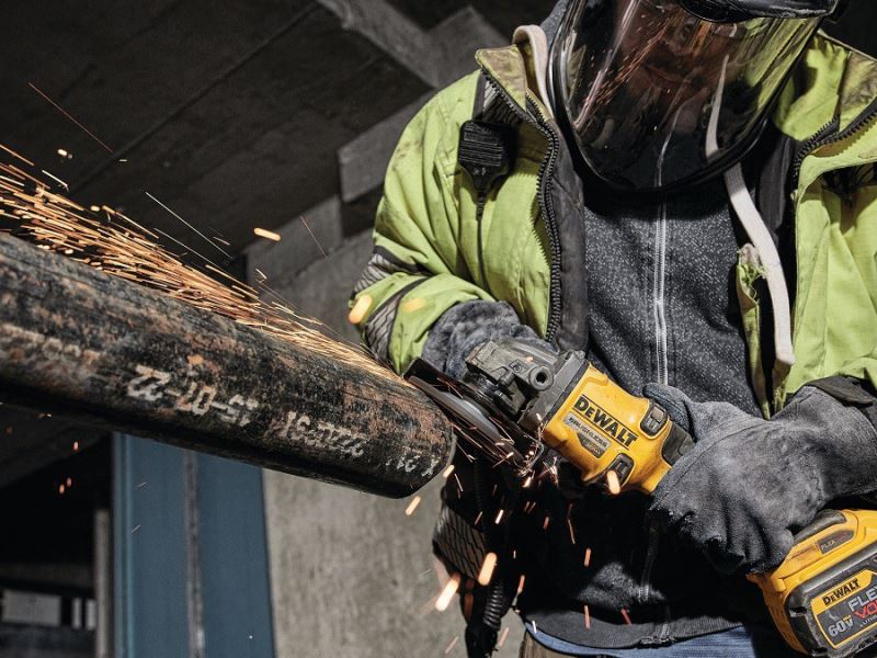 Máy mài Dewalt dùng pin ứng dụng ngoài công trình xây dựng