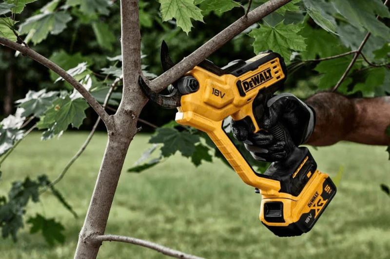 Máy cắt Dewalt dùng pin ứng dụng tại công trình thực tế
