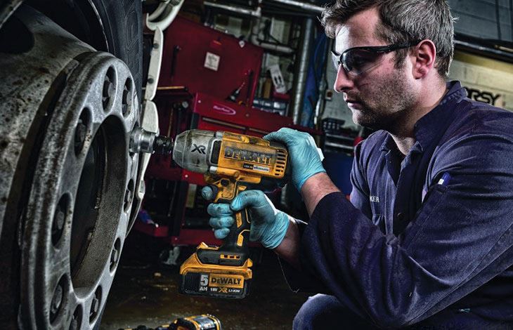 Máy siết bu lông Dewalt dùng pin ứng dụng trong sửa chữa ô tô