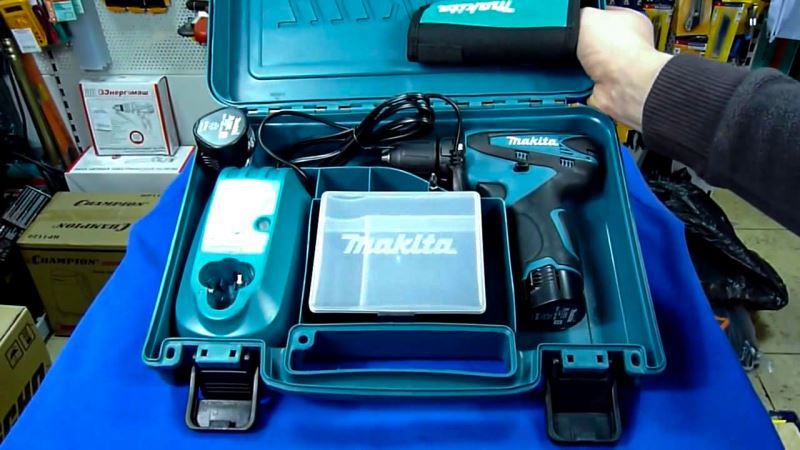 Máy khoan vặn vít Makita DF330DWE dùng pin 10.8V