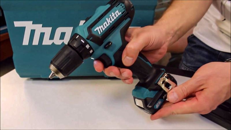 Máy khoan vặn vít Makita DF333DSAE dùng pin 12V