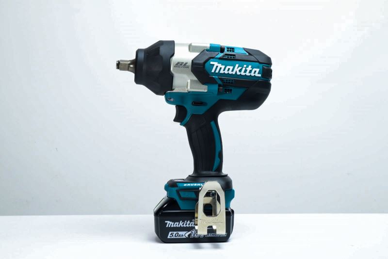 Máy siết bu lông Makita DTW1002RTJ dùng pin 18V