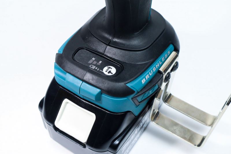 Máy siết bu lông Makita DTW1002RTJ dùng pin 18V