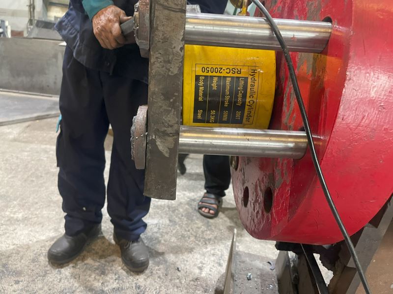 Ứng dụng thực tế: Kích Changyou nâng dàn máy ép tại xưởng cơ khí