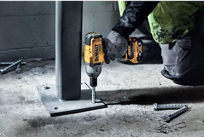 Máy siết bu lông Dewalt DCF900P2 ứng dụng trong thực tế
