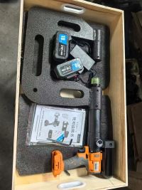 Máy đột lỗ xà gồ Shinka CXG-20080 dùng pin