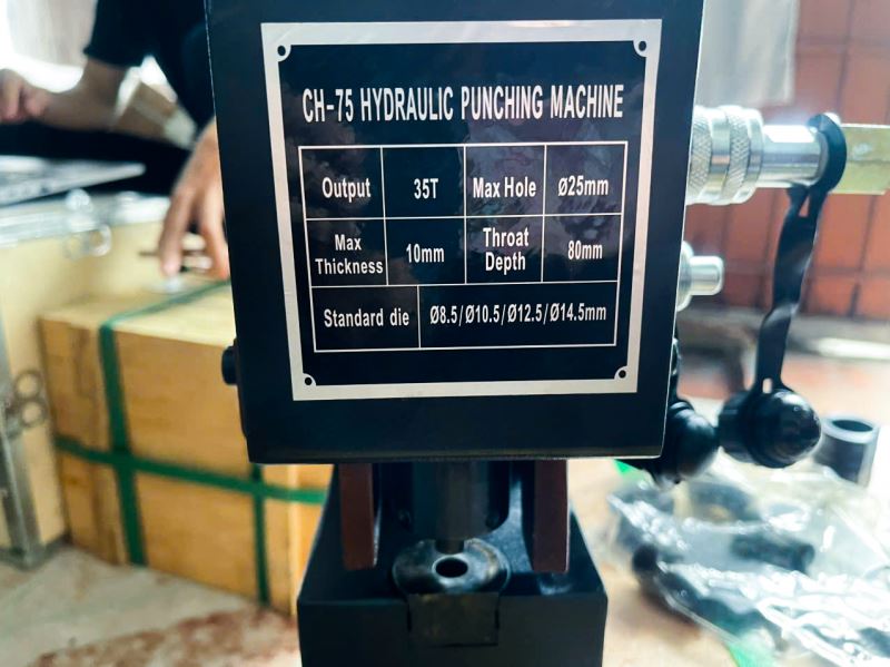 Đột lỗ thủy lực CH-75