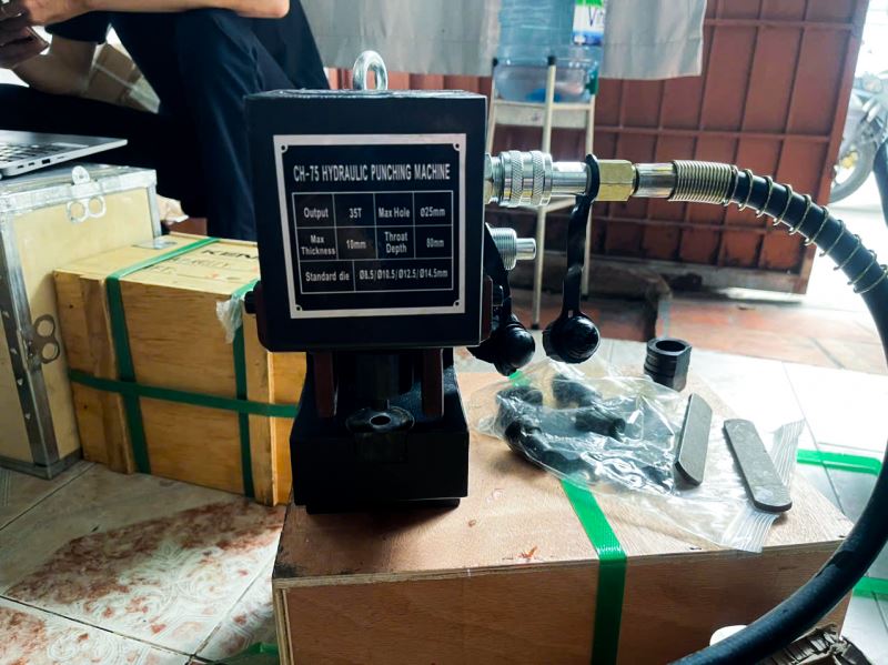 Đột lỗ thủy lực CH-75
